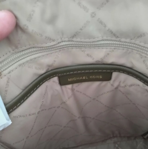 NWT Michael Kors Cindy Large Saffiano backpack - Picture 3 of 3